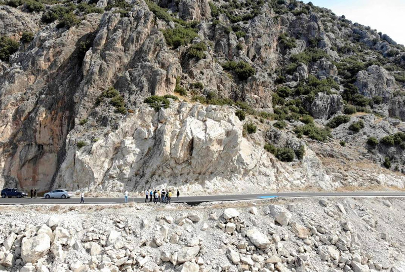 Salda Gölü çevresine kara asfalt döktüler! - Resim: 5